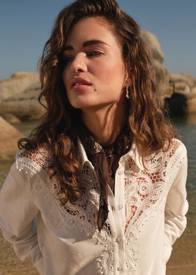 Geborduurde kanten blouse
